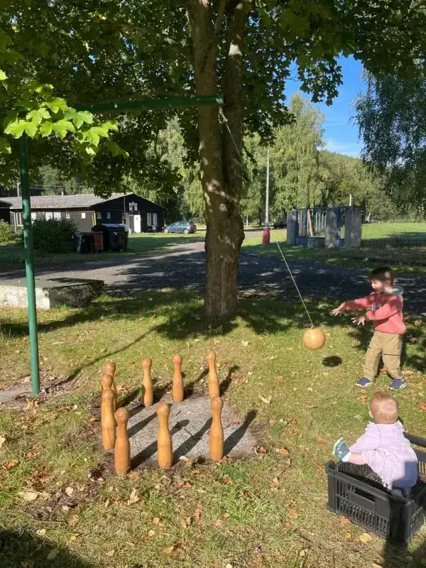 Školy a tábory