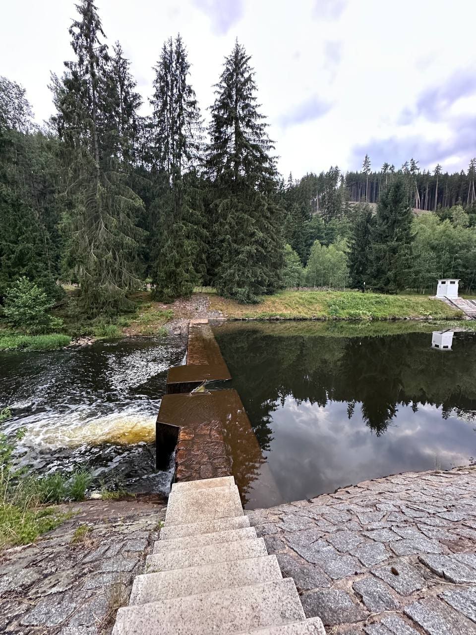 Přehrada (3 min chůze)